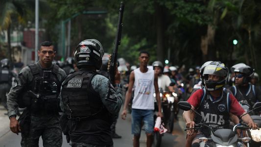 Vi cuerpos...: el crudo relato del fotógrafo que cubrió el violento operativo en Río de Janeiro