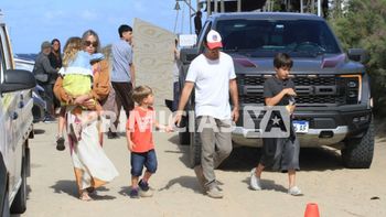 Las fotos de las distendidas vacaciones de Benjamín Vicuña con sus hijos y Anita Espasandín en Punta del Este