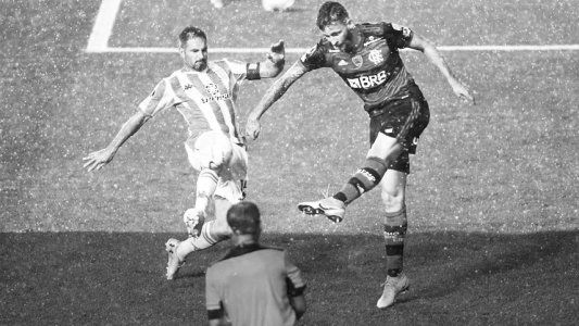 En un partido signado por el VAR, Racing y Flamengo empataron 1-1 en Avellaneda por la ida de los octavos