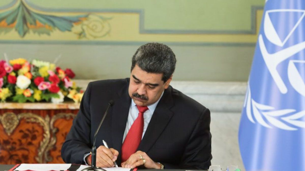 Nicolás Maduro firma el compromiso con la CPI para abrir el proceso de investigación por presuntos crímenes de lesa humanidad (Foto: Cuenta de Twitter de Maduro)