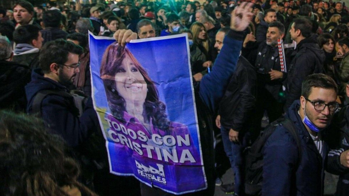 Incidentes en Recoleta afuera de la casa de Cristina Kirchner. (Foto: NA)
