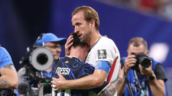 El abrazo de Lionel Messi y Harry Kane tras el triunfo de Argentina contra Inglaterra. (Catherine Ivill - AMA/Getty Images)