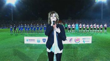 Marcela Morelo le puso la voz al himno futbolero del River-Boca