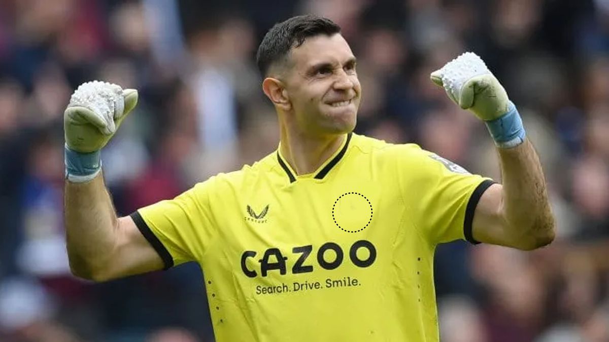 El Dibu Martínez y un espacio libre en su camiseta. Ahi debe estampar el logo de su nuevo club