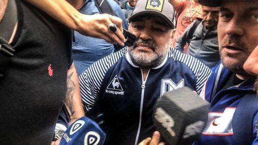 Caos multitudinario en la llegada de Diego Maradona a Rosario, para el partido entre Newells y Gimnasia