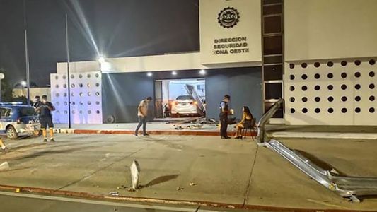 Córdoba: un auto perdió el control y terminó incrustado en una comisaría
