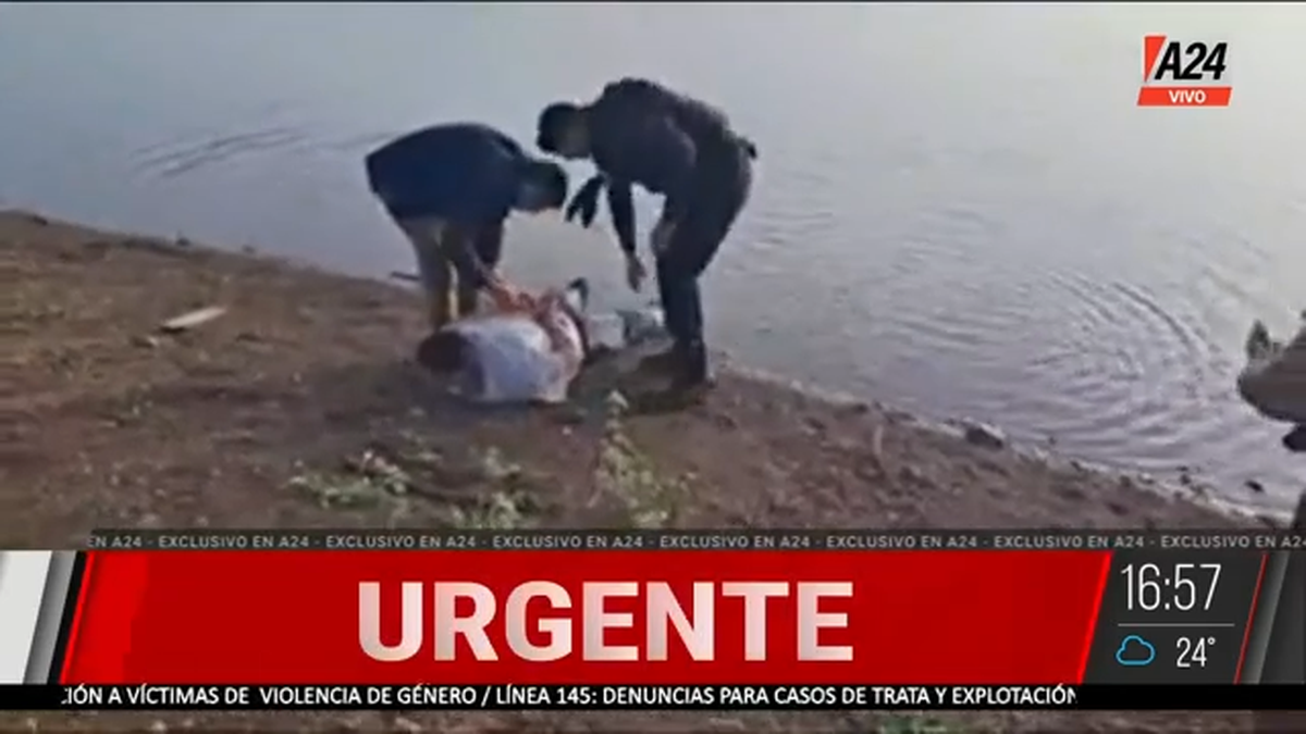 Así escapaba un hombre a nado en una laguna tras un intento de robo en Pilar. (Foto: A24)