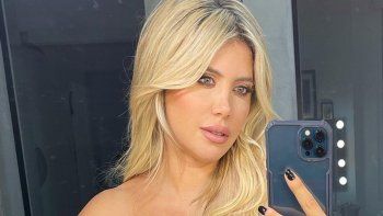 Wanda Nara en un conjunto de lencería rosa transparente hizo explotar todo