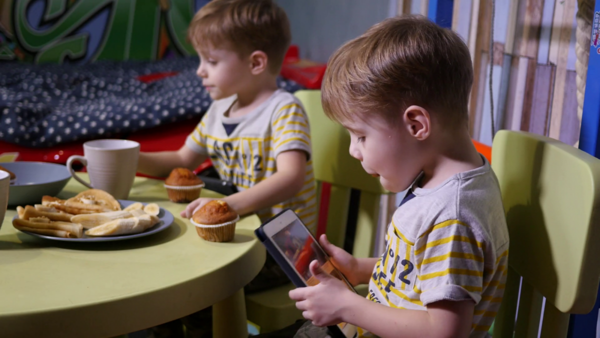 ¿Cómo comen los chicos? Snacks poco saludables y varias pantallas a la hora de cenar