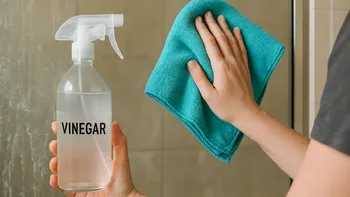 El truco con vinagre para recuperar los vidrios de la ducha y sacar las manchas blancas
