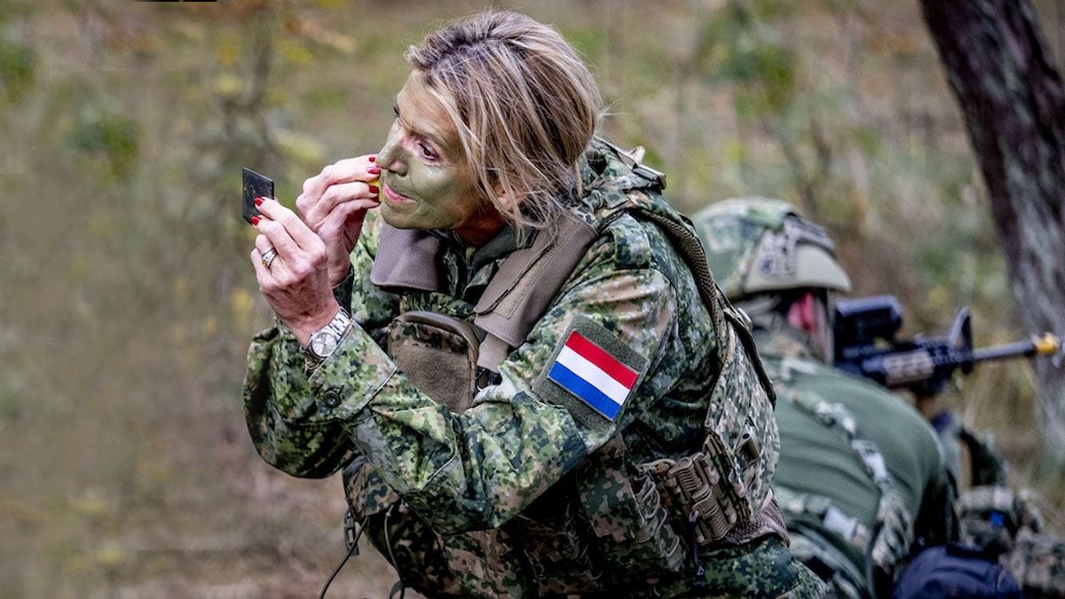 Elegancia también para enmascararse. La reina Máxima se&nbsp; coloca pintura de camuflaje en su rosto (Foto: gentileza Dutch news).