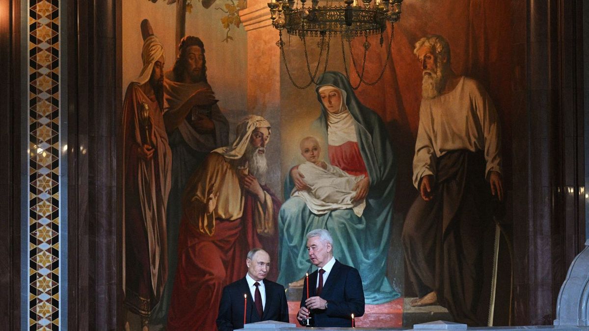 El presidente ruso Putin asiste a la misa de Pascua ortodoxa. (Foto: Reuters)