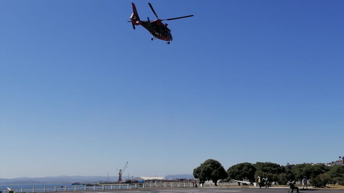La armada de Chile dispuso hasta un helicóptero para la búsqueda del argentino perdido en el mar. (Foto: Armada de Chile)