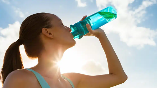Ola de calor: cuánta agua hay que tomar para evitar problemas en la salud