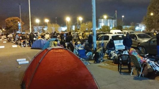 Boca vuelve a Salta tras 9 años: los hinchas acamparon en el estadio para conseguir entradas