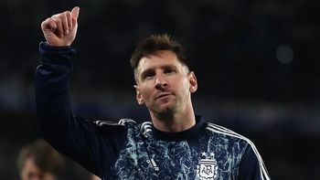 Se filtró la nueva camiseta pre-match que usará la Scaloneta. Se filtró la nueva camiseta pre-match que usará la Scaloneta.