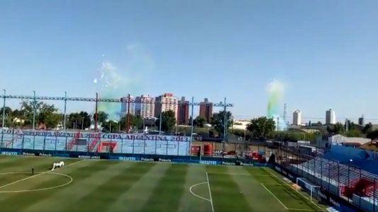 El recibimiento de los hinchas de Central... desde afuera de la cancha