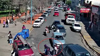 Las jóvenes desaparecidas fueron vistas por última vez en Moreno. (Foto: captura cámara de seguridad)