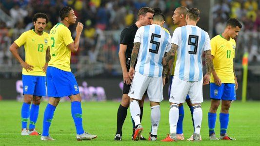 Argentina perdió 1-0 con Brasil en la última jugada del partido y Scaloni se quedó sin invicto