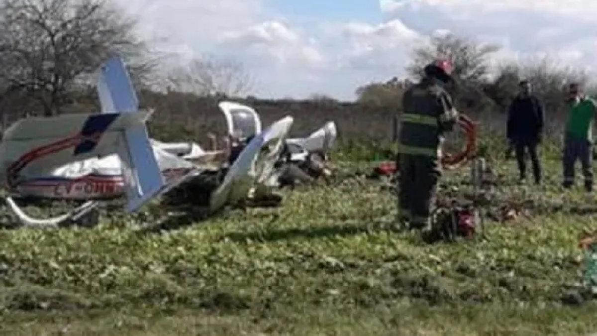 Se robaron un avión de un aeropuerto, despegaron y se quedaron sin nafta: 5 muertos