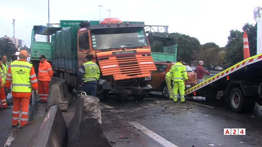 Frenada y choque brutal en General Paz: un camión se cruzó de mano y destrozó dos autos