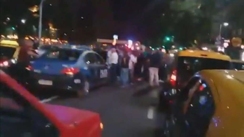 Indignante: una mujer se niega a pagarle a un conductor de Uber por ser venezolano