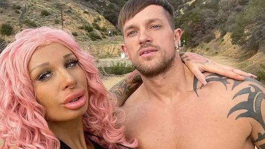 El ex futbolista que sale con una estrella porno: Desnudo y sudoroso en su primera sesión