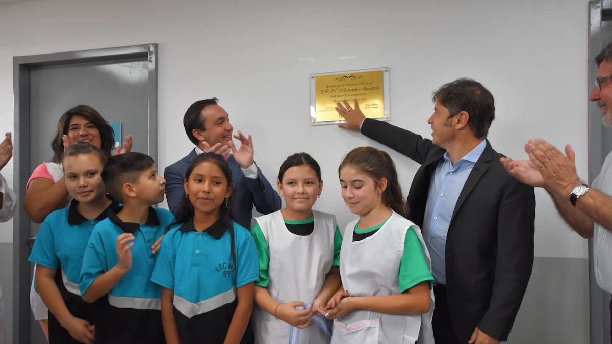 El gobernador Axel Kicillof descubre la placa junto al intendente Andrés Watson.
