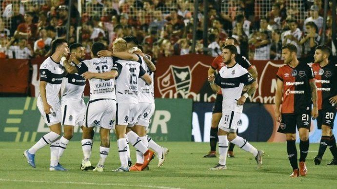 Gimnasia goleó 4-0 a Newells en Rosario y sueña con la salvación de la mano de Maradona
