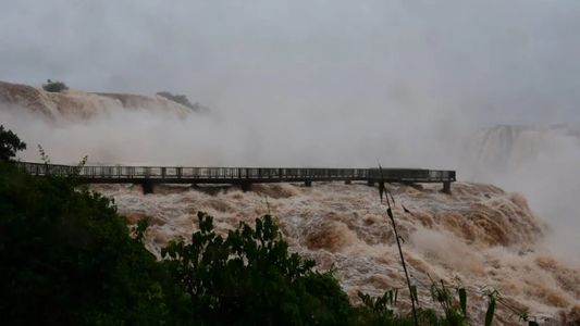 Impactantes videos de la crecida de las Cataratas del Iguazú