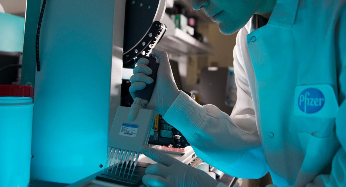 Un estudio en Israel alerta sobre una baja de la efectividad de la vacuna de Pfizer frente a la mutación británica y sudafricana (Foto: Twitter oficial de Pfizer).