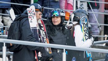 Reapareció Karina Rabolini: las fotos en el Sur junto a su novio y exjefe de prensa