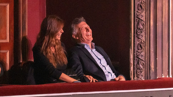 Mauricio Macri lejos de la política y muy acaramelado con su esposa, Juliana Awada: el video