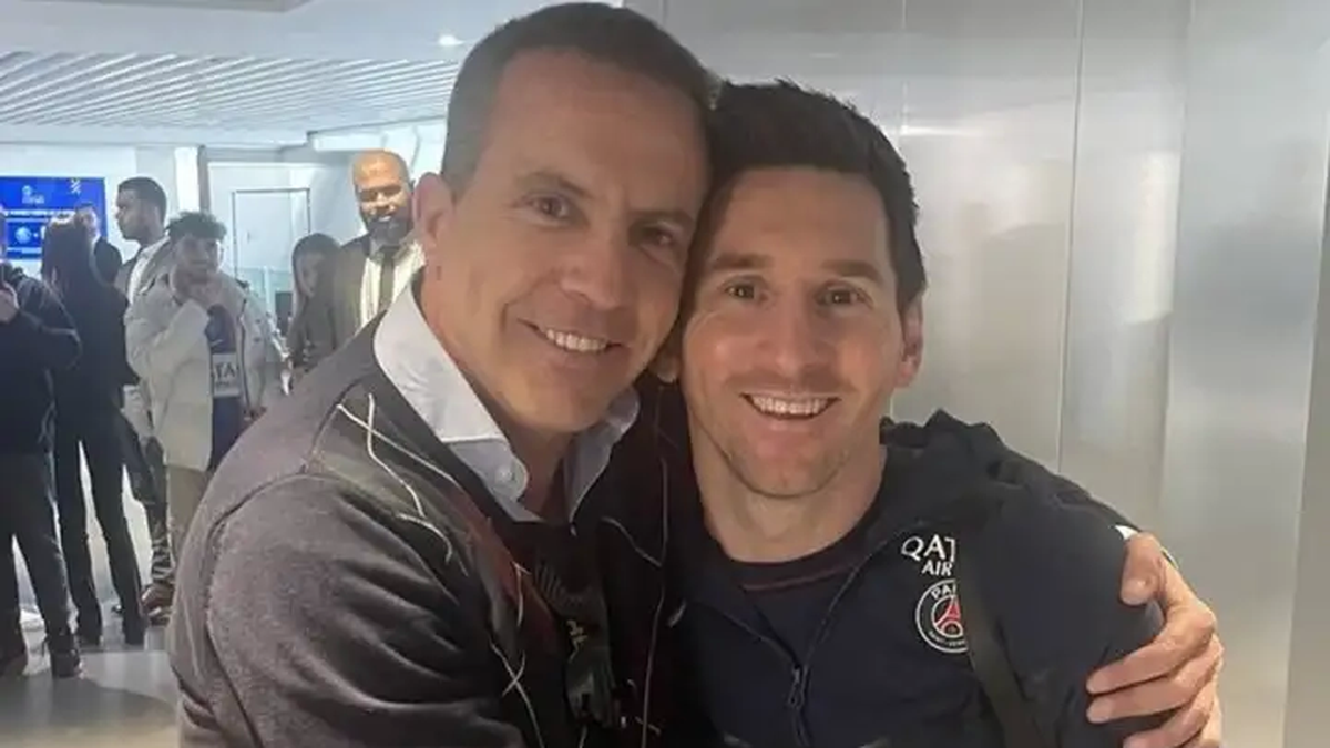 Lionel Messi se abraza con Cristóbal Soria