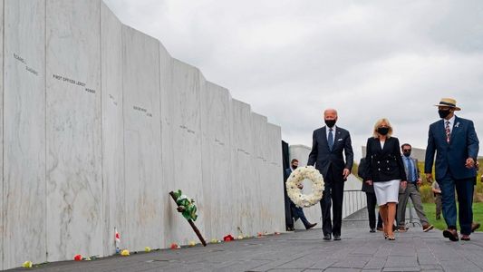 En silencio, Joe Biden encabeza las ceremonias por el aniversario del 11-S
