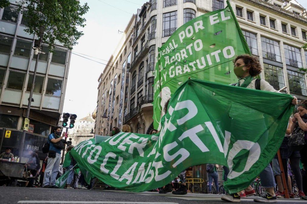 El Gobierno presentaría este martes el proyecto para legalizar el aborto en medio de marchas por el día de las militancias
