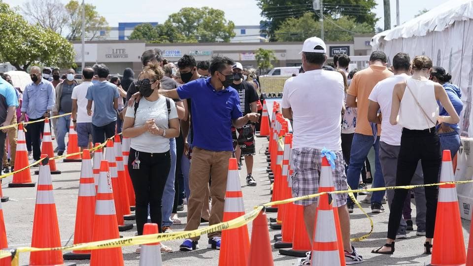 Vacunados en el exterior. Miami es aún hoy una de las ciudades más elegidas por los argentinos para vacunarse (Foto: AP).
