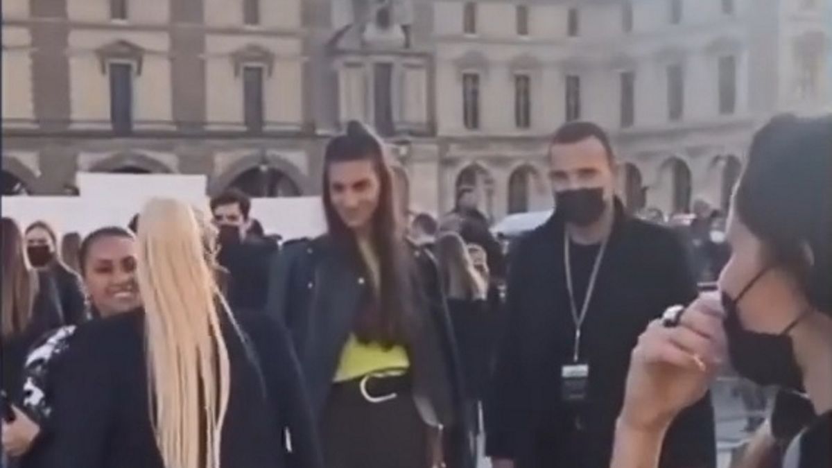 El doble beso de Wanda Nara a Antonela Roccuzzo en París