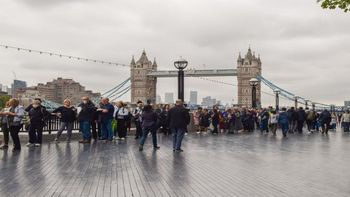 Londres desbordada por el funeral de la Reina Isabel II: suspenden la cola para su despedida y apuñalaron a dos policías