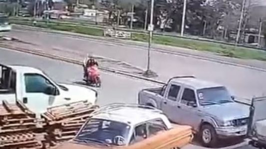 VIDEO IMPACTANTE: abrió la puerta de su camioneta y causó una terrible tragedia en segundos