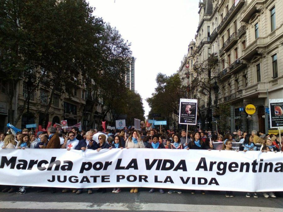Miles de personas marcharon al Congreso en contra de la despenalización del aborto