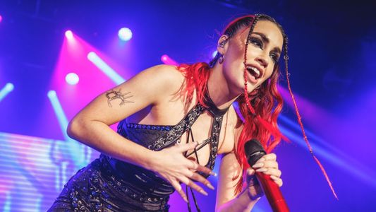 El video de Lali Espósito chapándose a un fanático en pleno concierto en Brasil