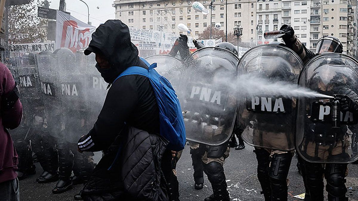 El comienzo de los incidentes que dominaron el exterior del Congreso (Foto: gentileza EMOL).