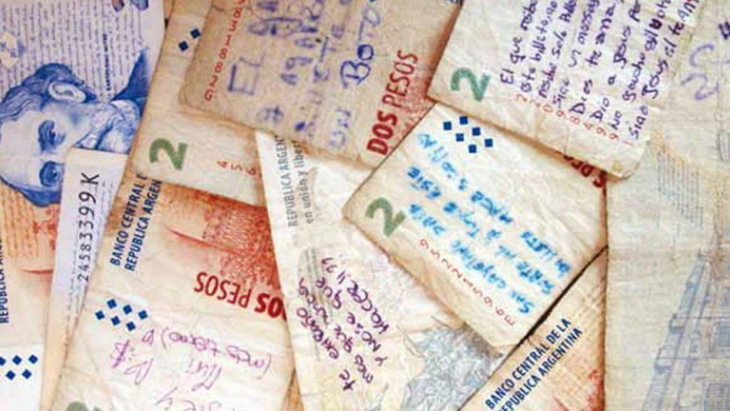 Declaraciones de amor, memes, pedidos, cadenas y mucho más: ¿sobre qué escriben los argentinos en los billetes?