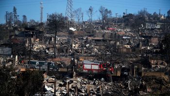 Incendios forestales en Chile: ascienden a 99 los muertos y combaten más de 30 focos activos