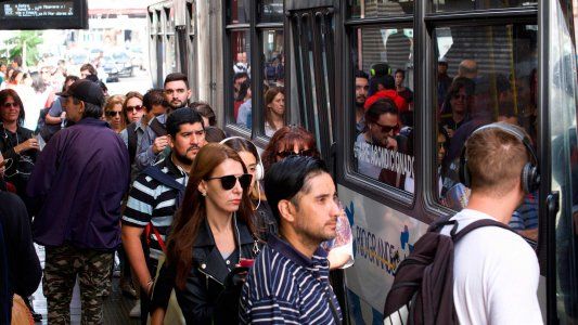 Congelarían por seis meses el boleto de trenes y colectivos de la Ciudad y del conurbano