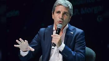 Luis Caputo anunció que en octubre hubo un superávit financiero de $523.000 millones