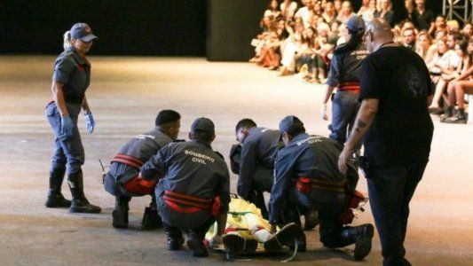 Un modelo se desplomó en pleno desfile en Brasil y murió