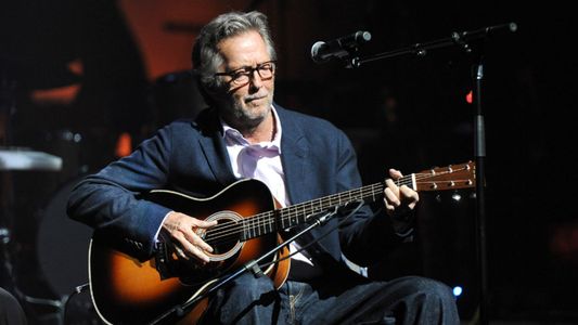 Preocupación por la salud de Eric Clapton: apareció en silla de ruedas