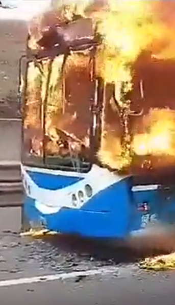 Impactante video: un colectivo se prendió fuego en plena General Paz